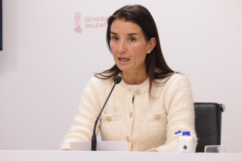 El Consell otorga la Distinción por la Defensa de los Derechos y Libertades Constitucionales a los parlamentarios y parlamentarias de la Comunitat Valenciana que aprobaron la Constitución