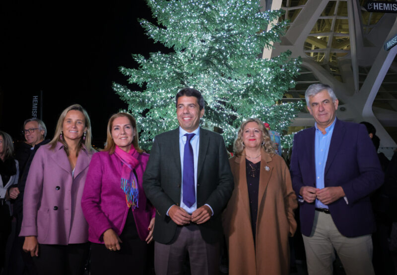 El president ha oficiado el encendido de la iluminación con motivo de las fiestas navideñas y ha visitado el tradicional mercadillo de Navidad