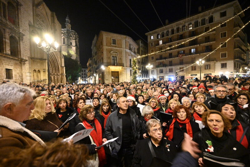 Más de 600 voces de un total de 24 coros, corales y orfeones de diferentes generaciones han interpretado en un canto común `Noche de Paz´y `Adeste Fideles´