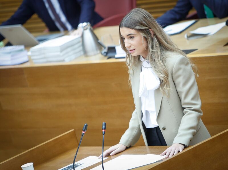 Candela Anglés: “Puig no sabía cómo gestionar el bono térmico para las familias, pero sí como colocar a 4.000 enchufados en empresas públicas sin autorización”
