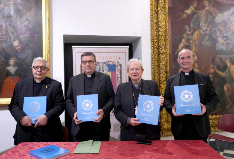 Presentan el Libro oficial del Centenario de la Coronación, “memoria viva de un acontecimiento que marcó nuestras vidas”