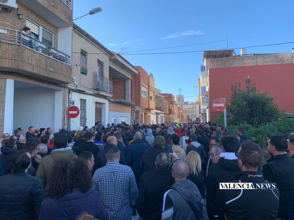 Una gran cantidad de ciudadanos se han dado cita en la puerta de casa de Carmen esta mañana en Castellar