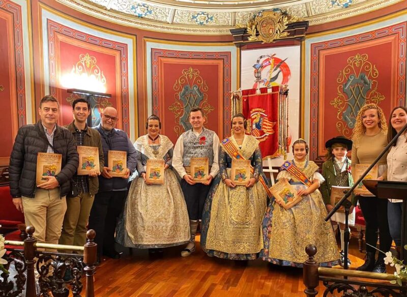 Ahir es va presentar en el Saló de Plens de l’antic Ajuntament de Catarroja el llibret de la Falla del Centenar de la Ploma.