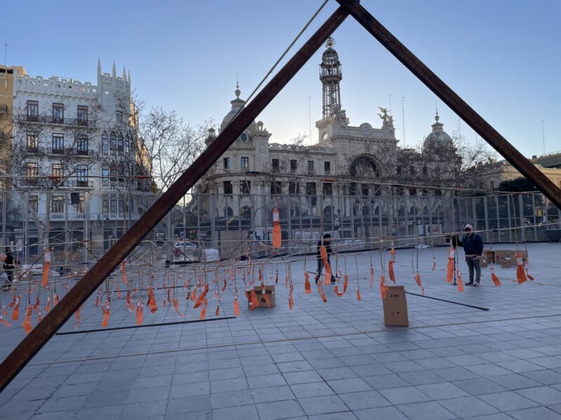 Peñarroja inaugura, de nuevo, el calendario de las mascletas que comienza con un homenaje a las víctimas del incendio