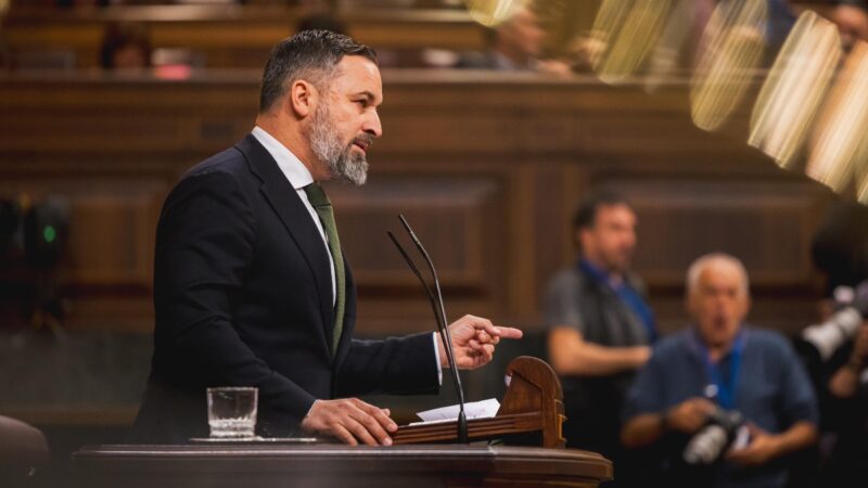 Abascal a Sánchez: ‘Todo, hasta posar con calaveras, para que no se hable de cómo reparten contratos y subvenciones’