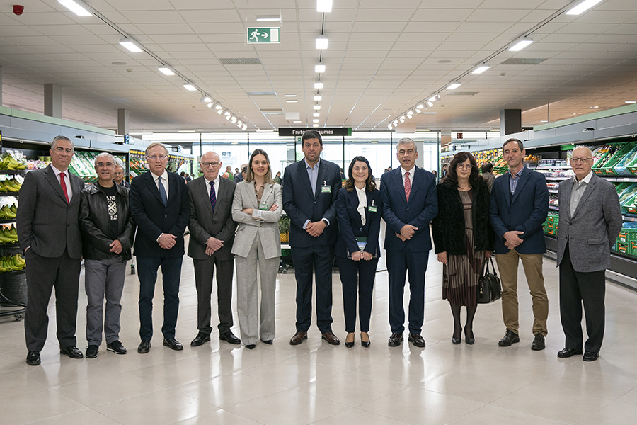 Ejecutivo de la Cámara Municipal y de la Junta de Freguesia de Guarda en la visita institucional de la nueva tienda de Mercadona en Guarda, la 50ª en Portugal.