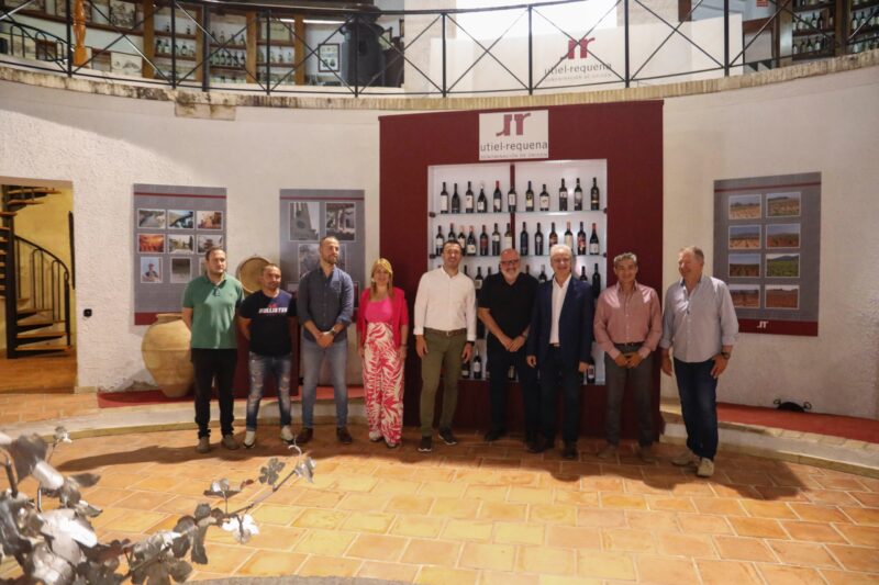 Mompó reafirma el apoyo de la Diputació de Valencia a la DO Utiel-Requena