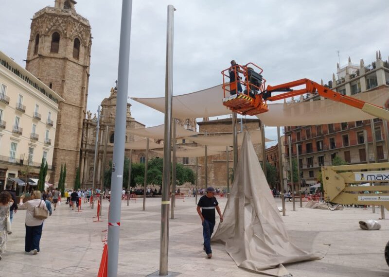 EMT Valencia instala los toldos de protección solar de la plaza de la Reina