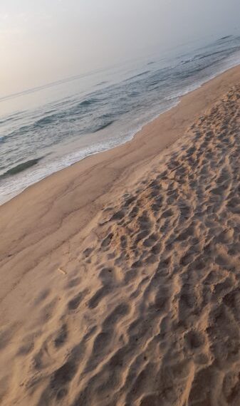 Valencia reabre las playas afectadas por el vertido de fuel, pero mantiene la bandera roja de prohibición del baño