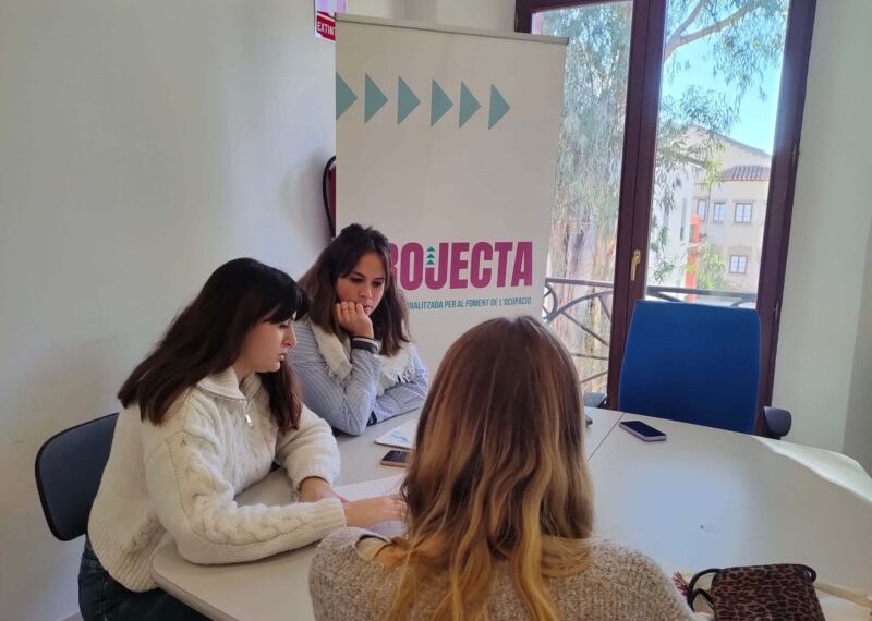 El departamento de Promoción Económica ha atendido a 453 personas y ha cubierto 22 nuevos puestos de trabajo en el primer semestre del año