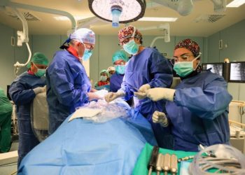 El Hospital La Fe realiza con éxito una intervención pionera en España para corregir una desviación de columna
