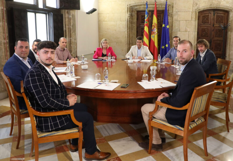 Carlos Mazón mantiene un encuentro con la Federación de Peñas Taurinas de Bous al Carrer