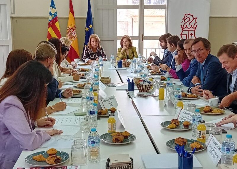 Susana Camarero analiza con la patronal del sector de la dependencia AESTE la situación actual del modelo residencial y el déficit de plazas en la Comunitat