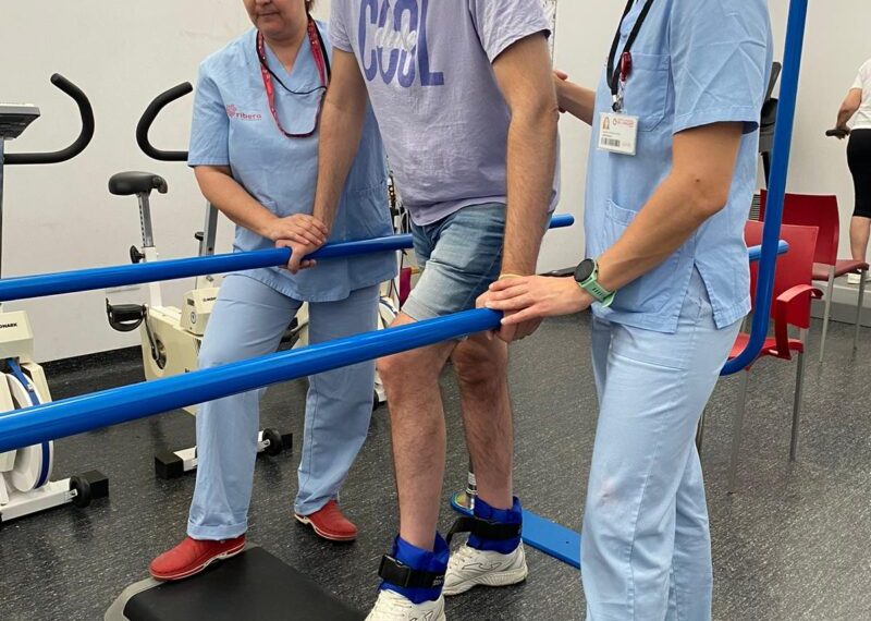 El Hospital Universitario del Vinalopó ofrece tratamiento de fisioterapia para minimizar síntomas en pacientes con esclerosis múltiple