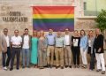 Colocación de la bandera del Día del Orgullo en Les Corts