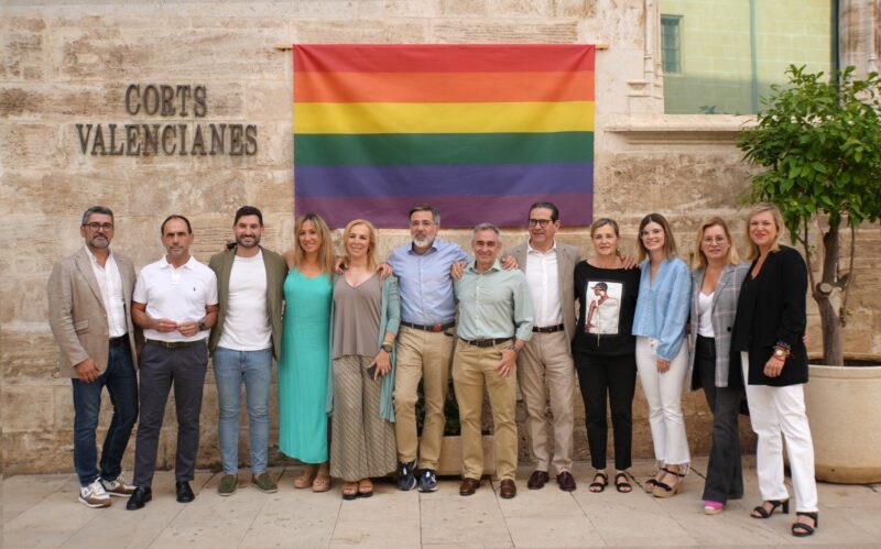 Colocación de la bandera del Día del Orgullo en Les Corts