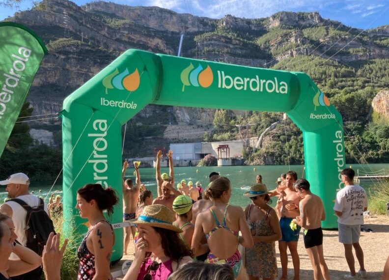 Iberdrola colabora con la VII Travesía a nado de Cortes de Pallás
