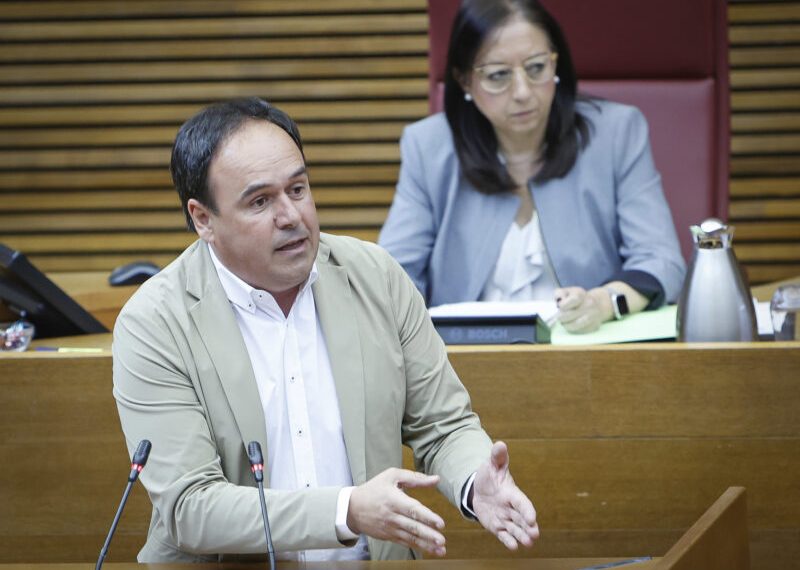 Juanfran Pérez: “La bandera LGTBI se va a colocar en les Corts, tal y como se aprobó”