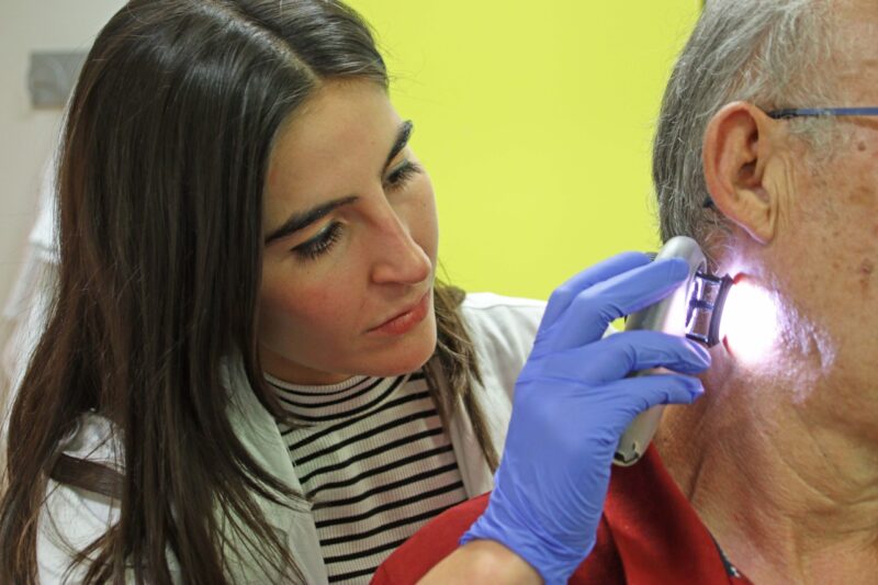 Dermatólogos del grupo Ribera recomiendan una exposición progresiva al sol para adaptar la piel