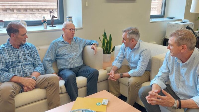 Miguel Barrachina se compromete a eliminar la burocracia “que asfixia la actividad de los agricultores valencianos”