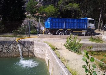 La alcaldesa de Zucaina celebra la llegada de 114.000 litros de agua que el Consell de Carlos Mazón suministra para abastecer a la ganadería