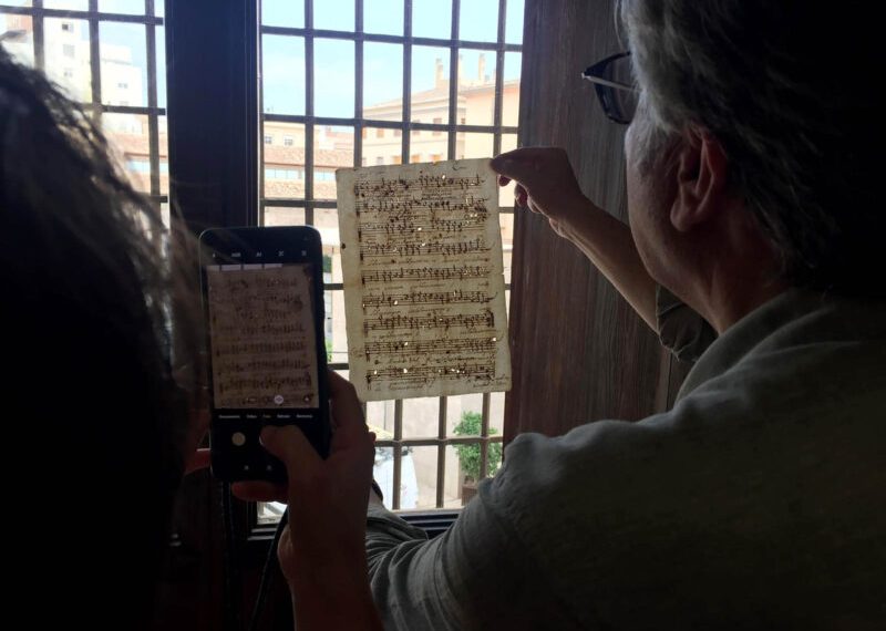 Inician la restauración de partituras musicales de Juan Bautista Comes, del siglo XVII, conservadas en el Archivo de la Catedral