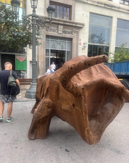 ‘Ripollés al desnudo’ completa su exposición más personal en el Ateneo con cuatro esculturas gigantes en la Plaza del Ayuntamiento
