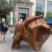 ‘Ripollés al desnudo’ completa su exposición más personal en el Ateneo con cuatro esculturas gigantes en la Plaza del Ayuntamiento