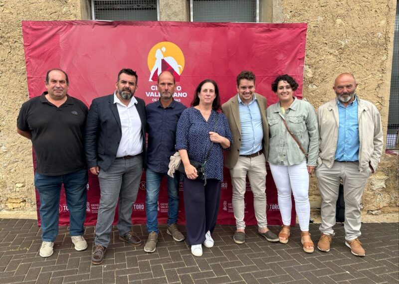 Pilar Tébar, secretaria autonómica de Cultura, comparte afición taurina en Villafranca