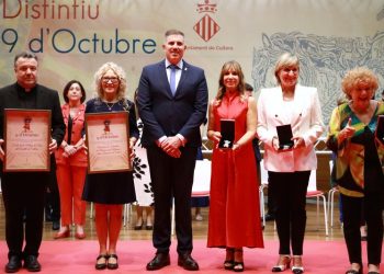 Cullera defiende la identidad, la solidaridad, la sanidad pública y el periodismo en los «Distintivos 9 de Octubre»