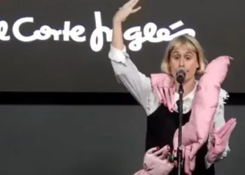Annët Batlles, ganadora del VI Premio Nacional de Poesía Viva Ámbito Cultural de El Corte Inglés