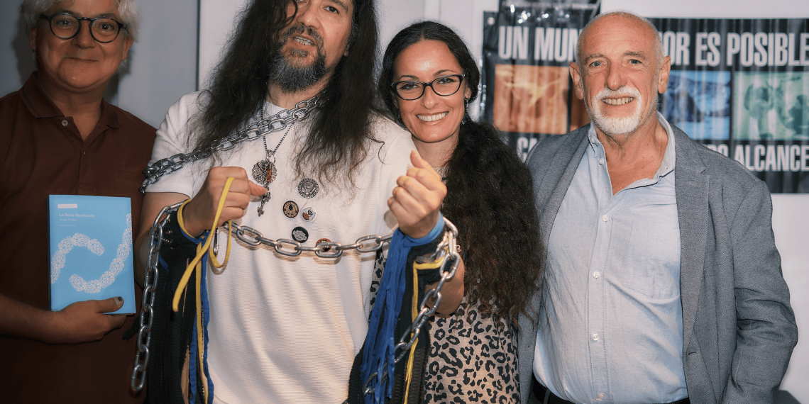 El libro «La Bella Revolución» llena de reivindicación y arte el fórum de la FNAC de Valencia