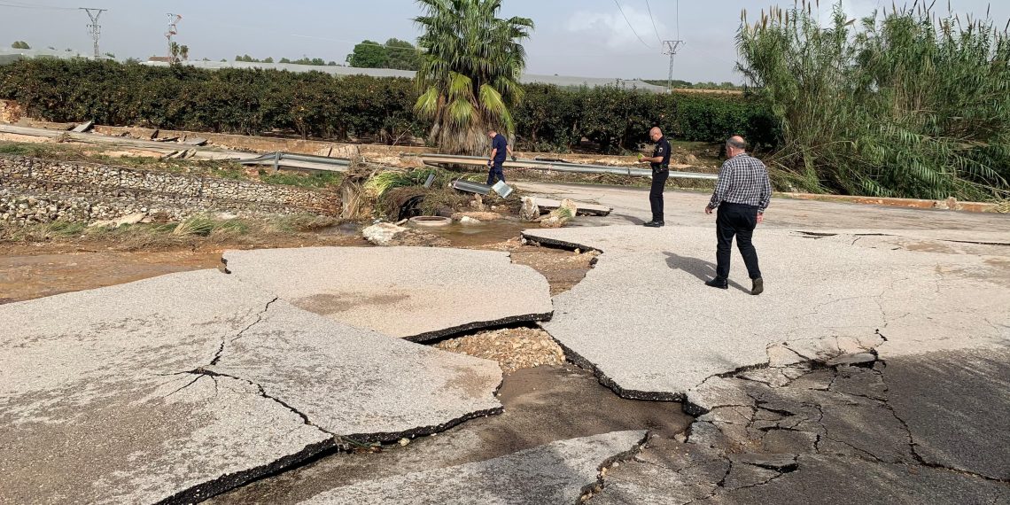 El Ayuntamiento de Alzira evalúa los daños en los caminos rurales de la zona del Algarrobo