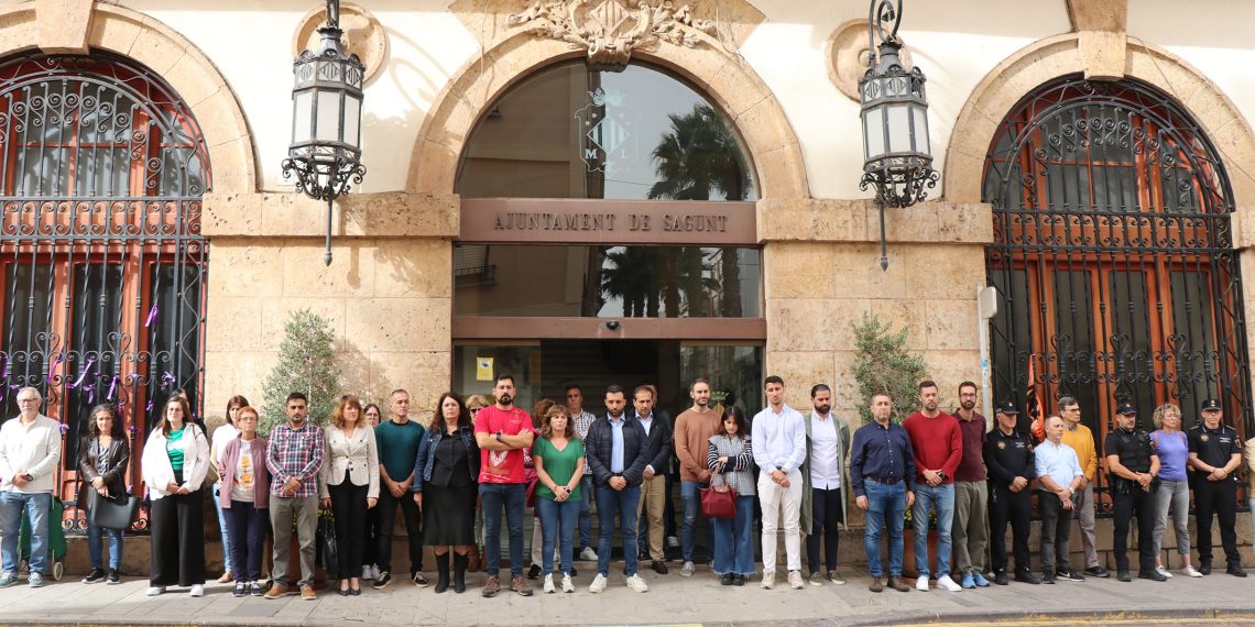 Minuto de silencio en el Ayuntamiento de Sagunto en memoria de las víctimas del temporal