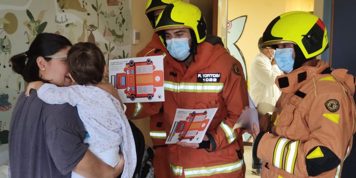 La Asociación de Bomberos de Xàtiva visita la unidad de pediatría del Lluís Alcanyís
