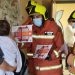 La Asociación de Bomberos de Xàtiva visita la unidad de pediatría del Lluís Alcanyís