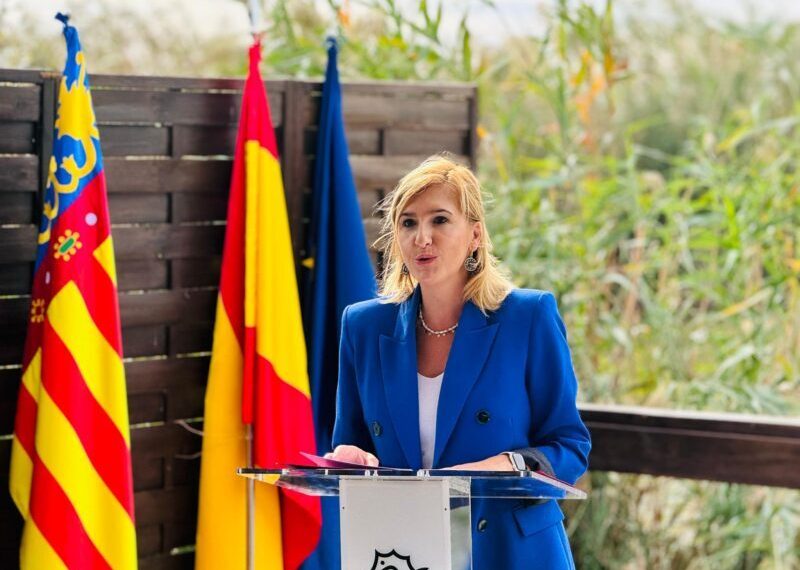 Salomé Pradas se reúne con entidades valencianas históricas con motivo del Día de la Comunitat Valenciana para avanzar en la nueva Ley de Señas de Identidad.