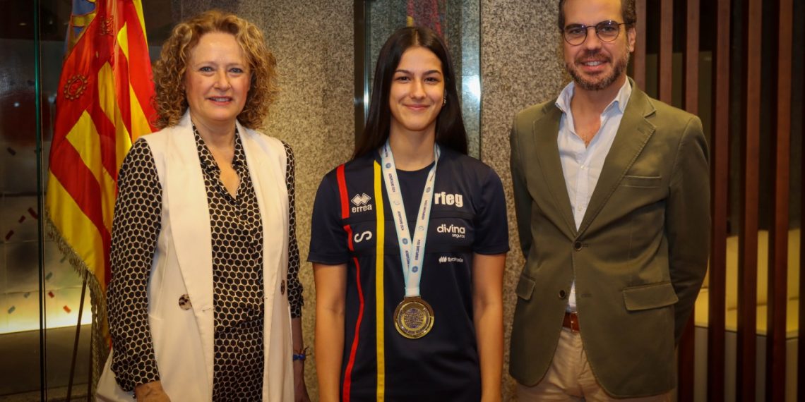 Torrent recibe a la campeona del mundo del 18º Campeonato de Gimnasia Aeróbica, Rebeca Muñoz
