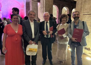 El filólogo y sociolingüista Vicent Pitarch y la banda Zoo reciben la Medalla de la Acadèmia Valenciana de la Llengua