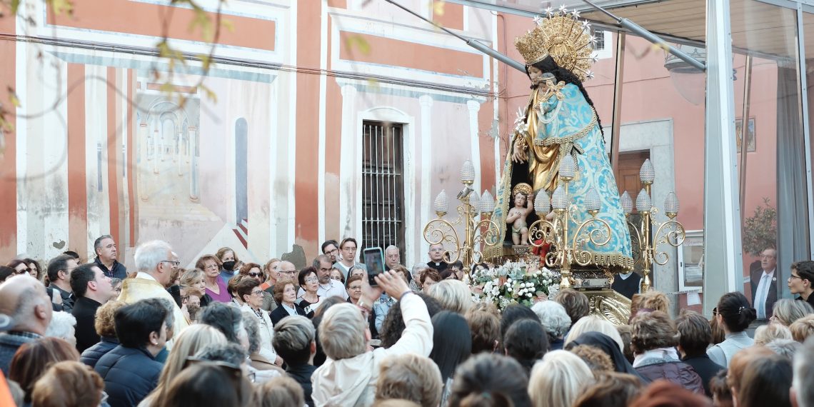 El Arzobispo acompaña a la imagen peregrina de la Virgen en la visita a Picanya y Torrent, zonas afectadas por la DANA