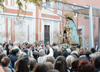 El Arzobispo acompaña a la imagen peregrina de la Virgen en la visita a Picanya y Torrent, zonas afectadas por la DANA