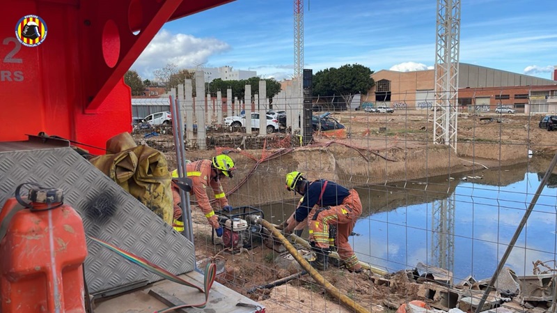 El Consorcio de Bomberos de Valencia continúa con tareas de achique y restablecimiento del alcantarillado