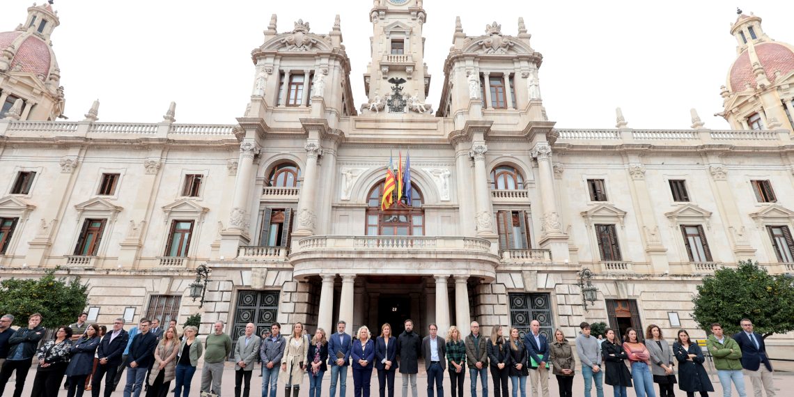 Valencia guarda cinco minutos de silencio por las víctimas de la DANA