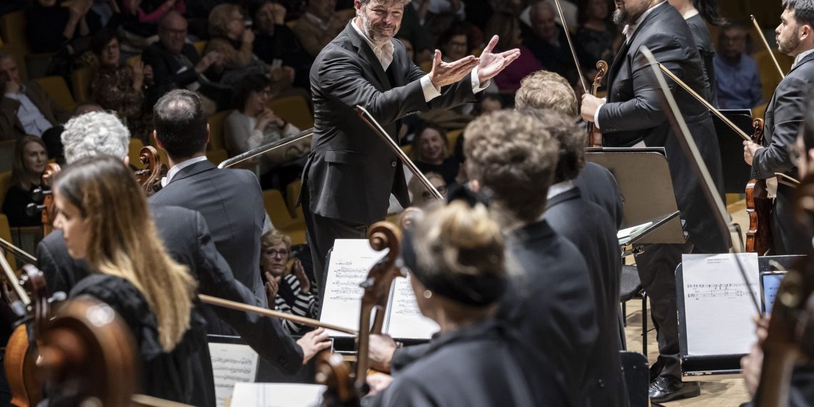 Pablo Heras-Casado dirige a la Orquestra de la Comunitat Valenciana en un concierto solidario con los afectados por la riada