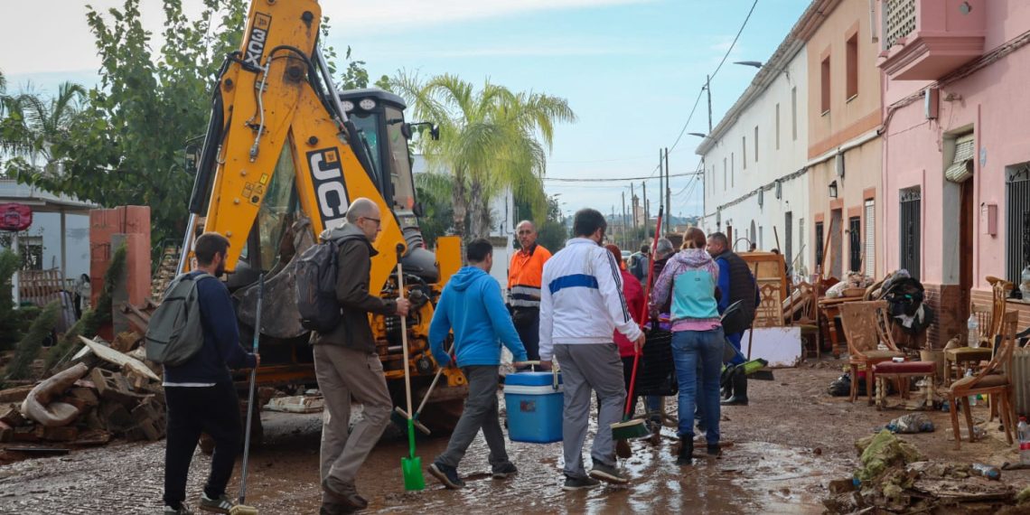 Amparo Folgado visita a afectados del Polígono Mas del Jutge, una de las zonas más dañadas del municipio