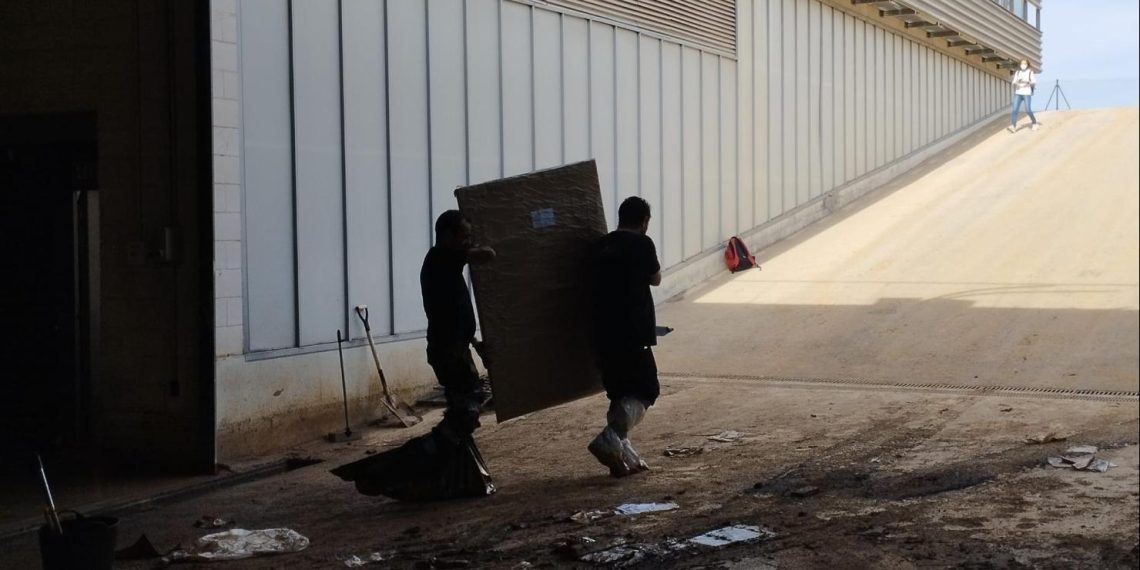 Traslado de obras de arte y documentos en los almacenes de Riba-roja para valorar los daños