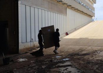Traslado de obras de arte y documentos en los almacenes de Riba-roja para valorar los daños