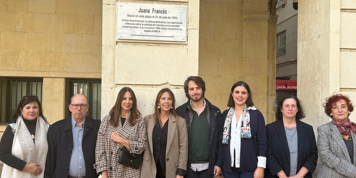 Cultura coloca una placa conmemorativa para recordar a Juana Francés en la Plaza del Ayuntamiento de Alicante