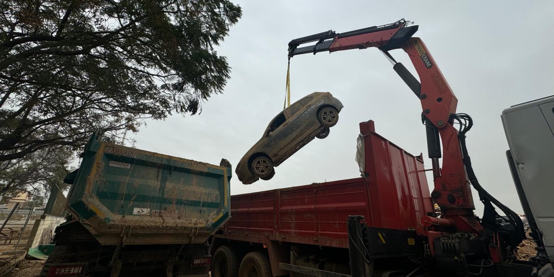 La Generalitat inicia la retirada de los vehículos siniestrados