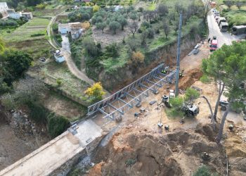 La Diputación inicia las obras del camino de acceso para hacer transitable el puente de Buñol montado por la UME